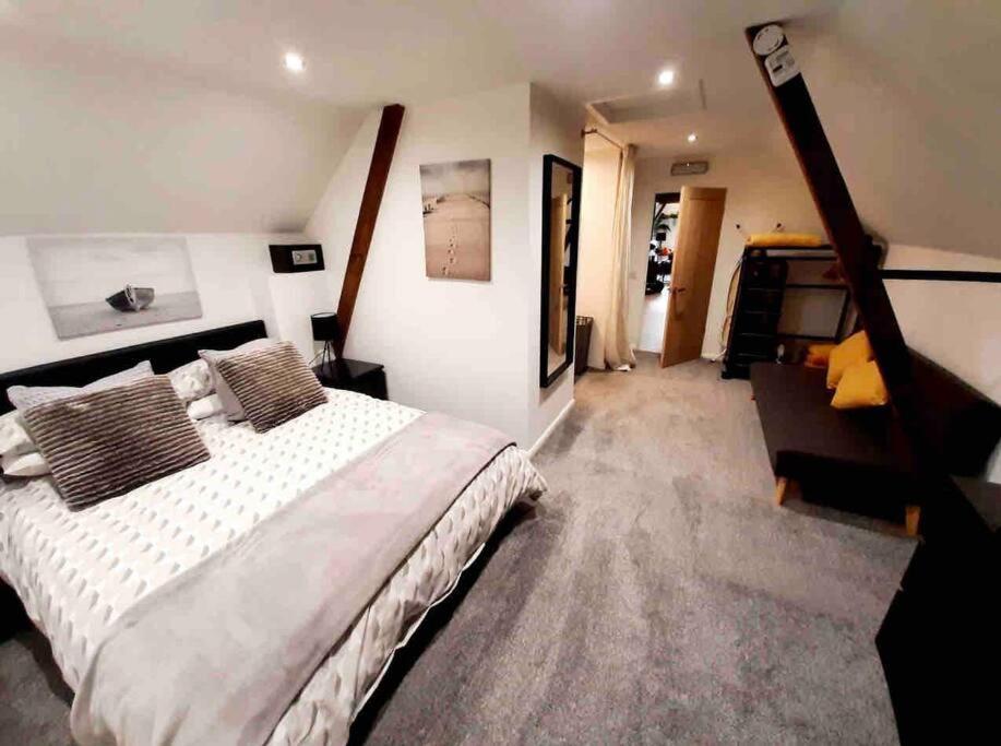 Lovely 1-Bedroom Serviced Apartment In Deal, Kent Exterior foto