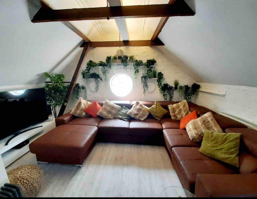 Lovely 1-Bedroom Serviced Apartment In Deal, Kent Exterior foto